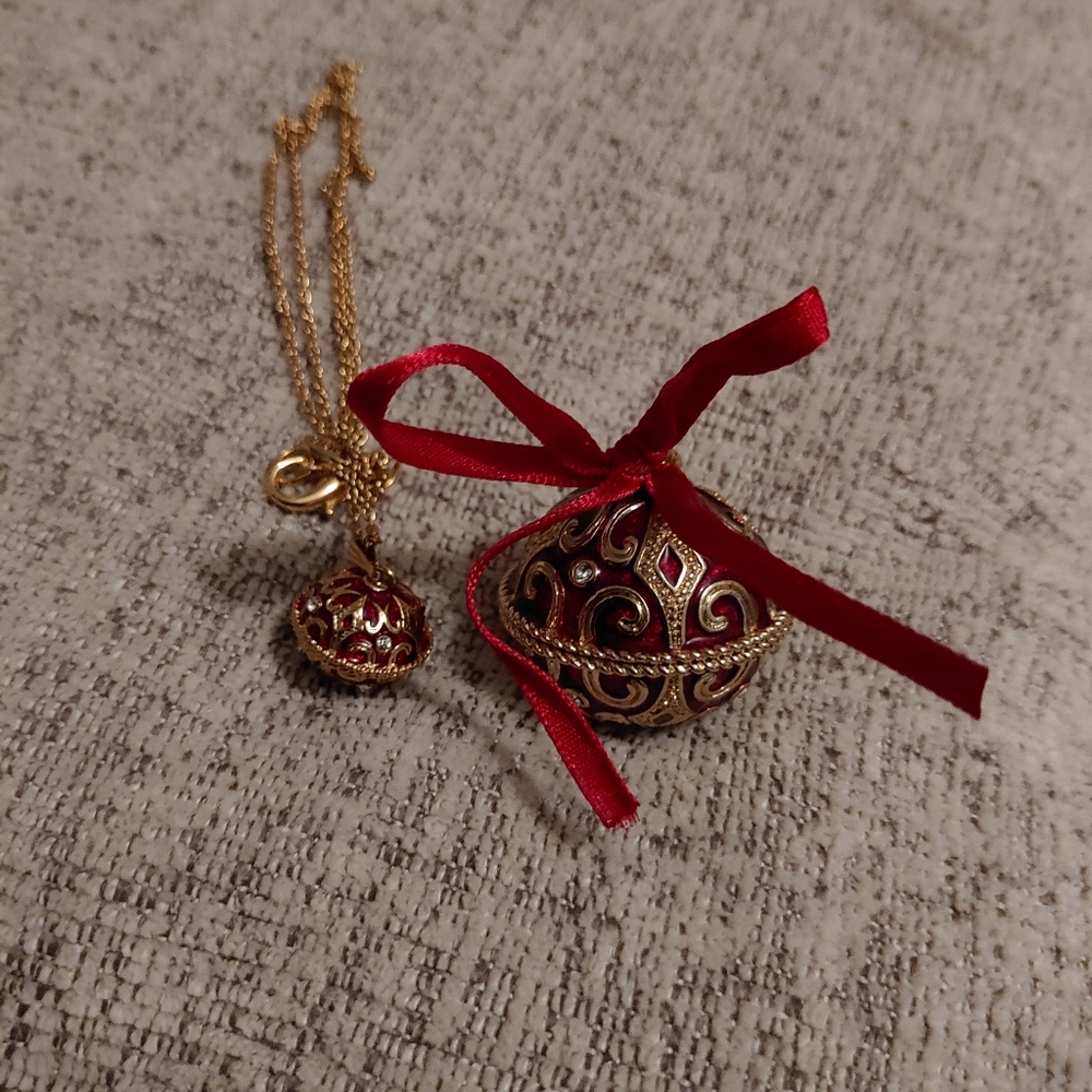 A monet necklace in a ball